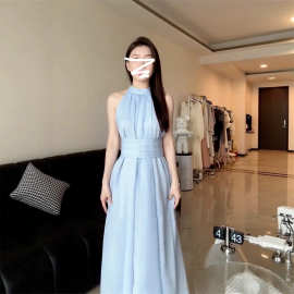 无袖挂脖连衣裙子女春季2026新款海边度假设计感气质法式收腰长裙