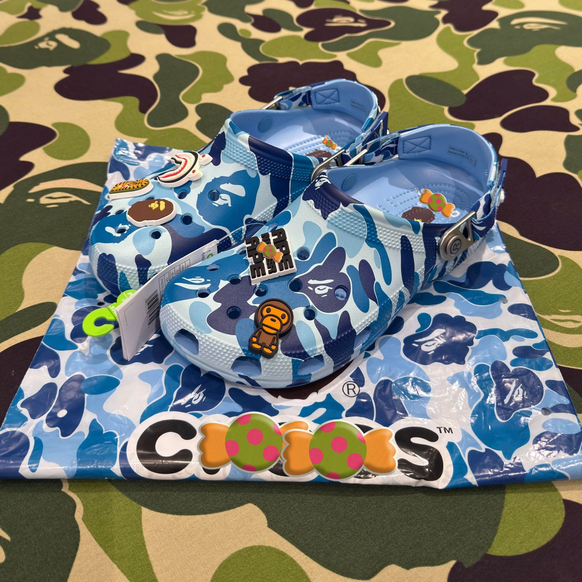 Cabeza de mono en stock, zapatos de camuflamiento de pareja, zapatillas de playa antideslizantes frías al por mayor.