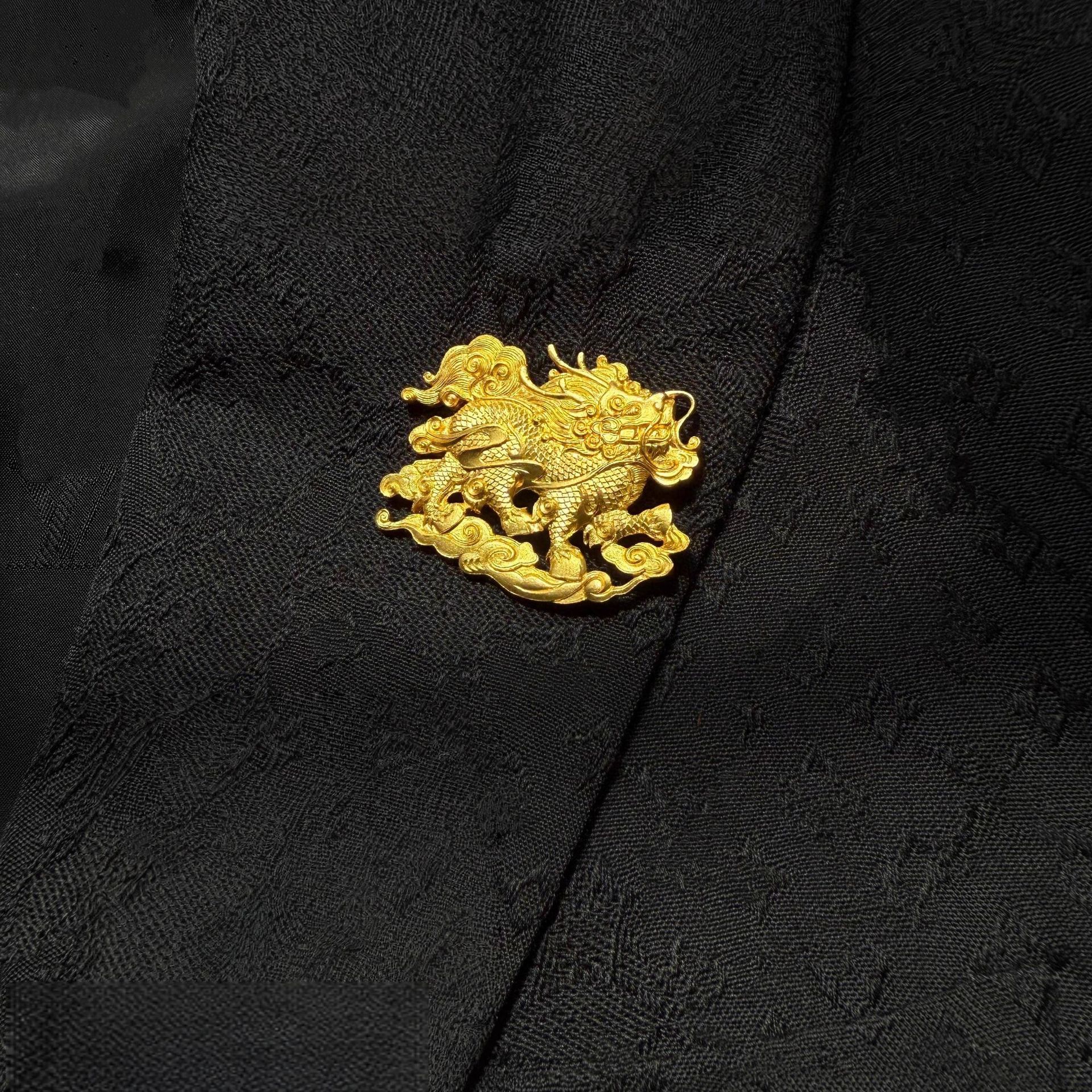 Gold-Colored Mythical Beast Unicorn Brooch, New Chinese Style, Heavy Craftsmanship, Light Luxury, High-End Feel, Exquisite Suit Lapel Pin Accessory