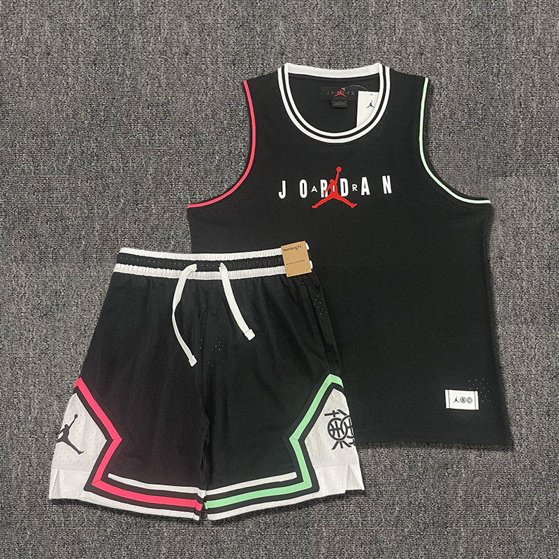 Nuevo conjunto de ropa deportiva de hombre volador en verano, entrenamiento de carrera para hombres, chalecos cortos transpirables de secado rápido, dos juegos al por mayor