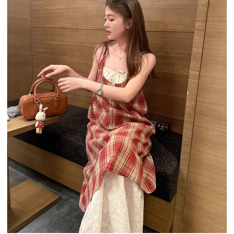 リゾートスタイルのレースアップチェック柄サスペンダードレス女性の夏の新しい偽ツーピースコントラストカラーステッチ気質ミドル丈スカート|undefined