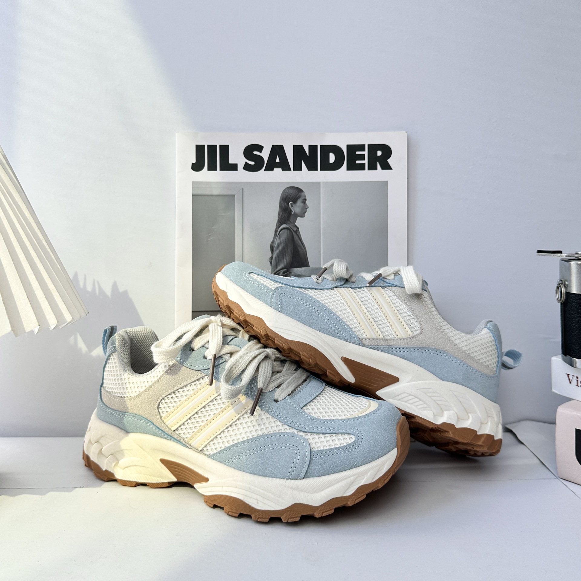 Zapatos deportivos y casuales de ondas distantes para niños y niñas en otoño de 2025 nuevos tipos de explosión, todos los tipos de zapatos de skate de suela gruesa ligera para padres