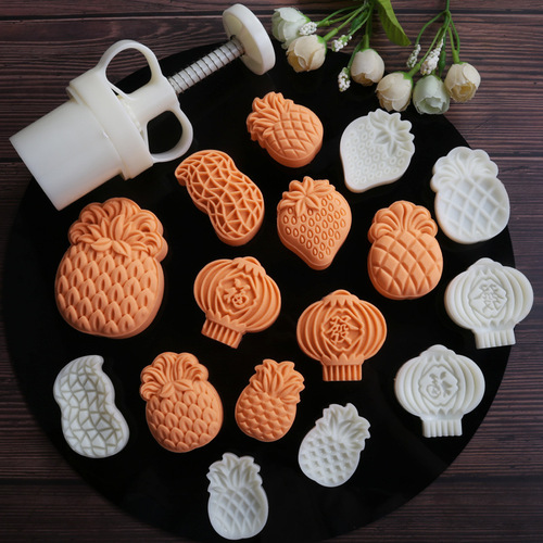 Cantonese-style large pineapple snowskin mooncakes, pineapple crisps, green dumplings, mung bean cakes, lanterns and strawberries, new hand-pressed molds