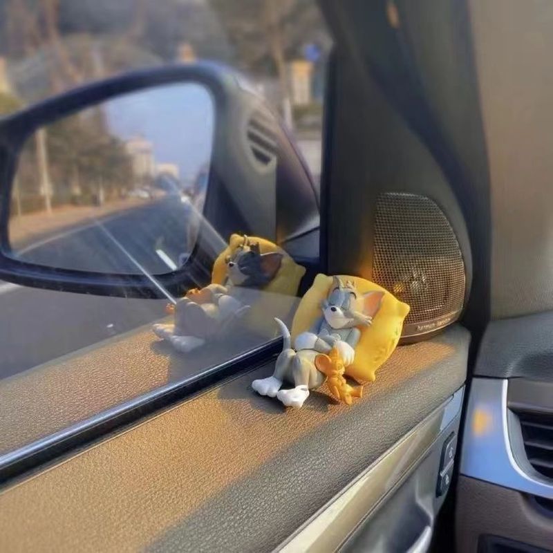 猫とネズミのトムジェリーの車の置物の車内の装飾品のかわいい本のデスクトップの手作りの人形の置物|undefined