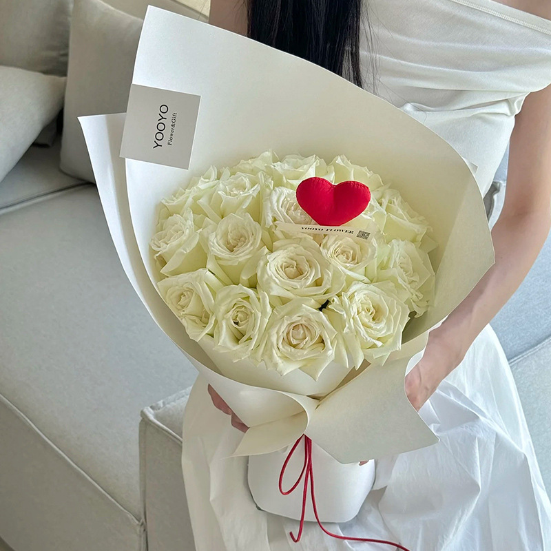 En línea romántico amor amor florista atmósfera ramo de flores hecha a mano DIY en forma de corazón con materiales de embalaje al por mayor