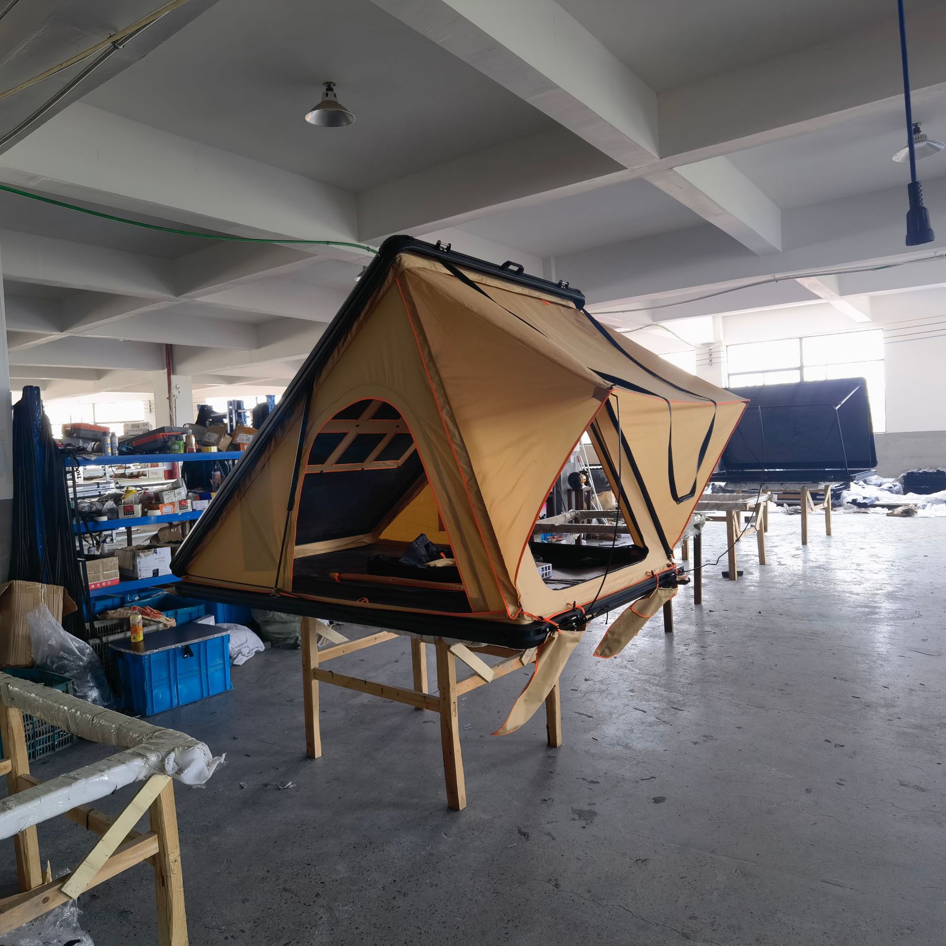 Aleación de aluminio triangular caqui poliéster tela de celos carpa de techo de carretera rápida tienda de techo duro