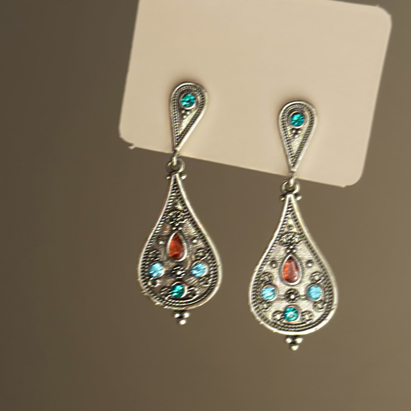 Pendientes geométricos de diamantes súper parpadeantes de estilo étnico Pendientes de lujo ligero de nicho retro Personalidad Accesorios de pendientes de alta gama