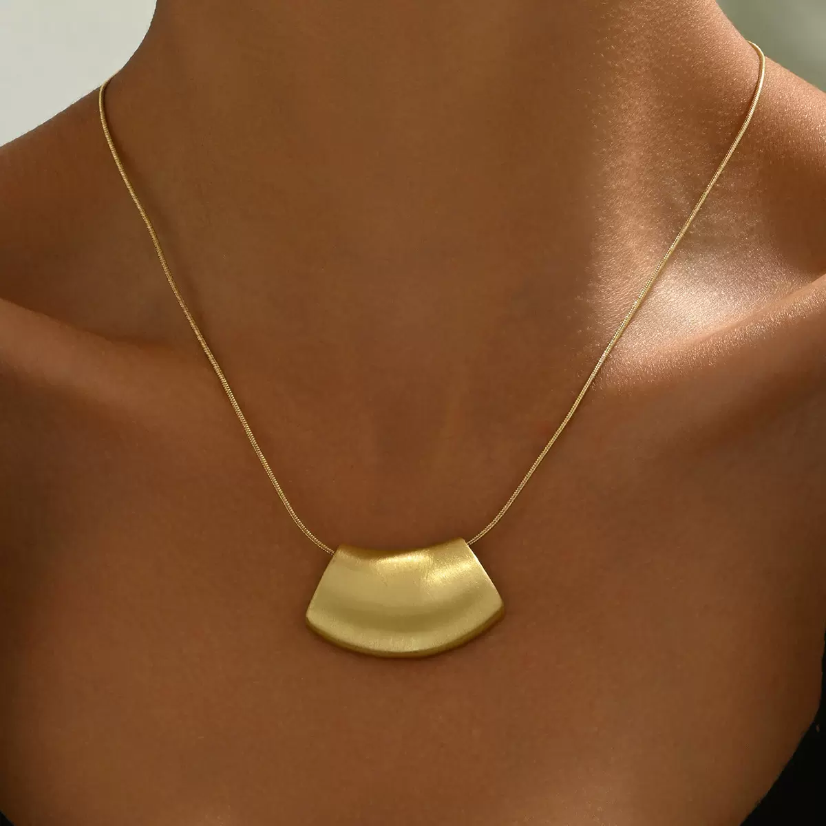 2024新款甜美小清新女士长款项链个性弧形磨砂设计高级感锁骨链