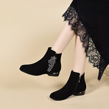 圆头短靴女2024秋冬新款民族风复古花朵短靴低跟黑色皮靴休闲棉靴