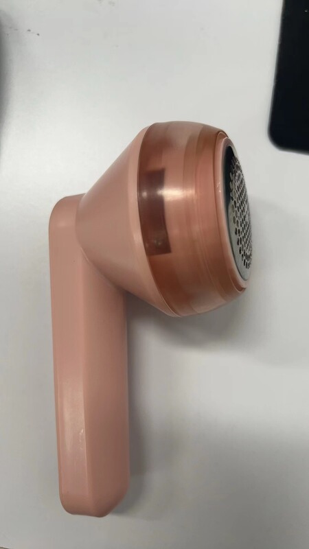 毛玉の剪定器は家庭用の衣類を持っています。|undefined