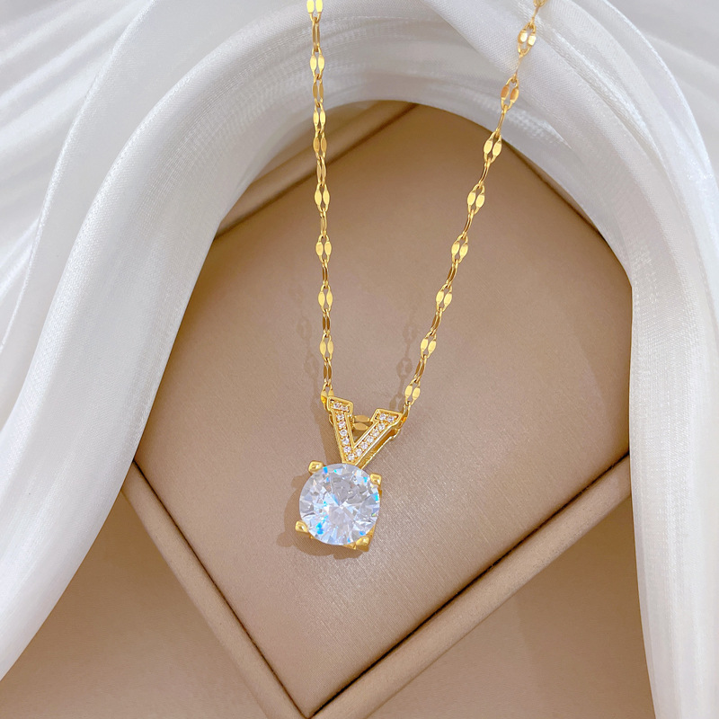 [Acero de titanio] Diamante cuadrado en forma de V, personalidad, lujo ligero, hermoso collar de diamantes, cadena de clavícula de todo fósforo femenina, cadena de acero de titanio