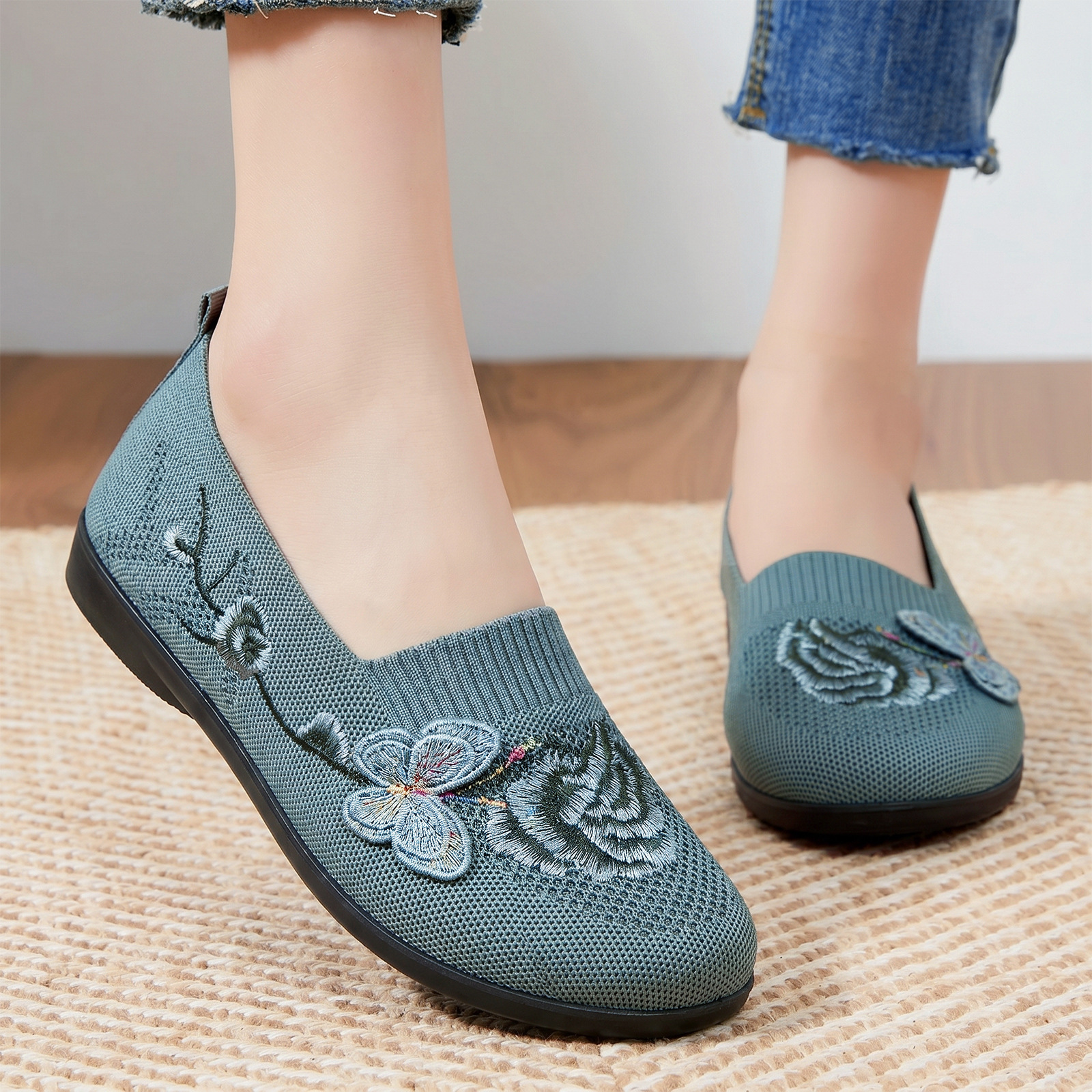 Zapatos de mujer zapatos de verano bordados viejos zapatos de tela de Beijing con suela suave zapatos de madre cómodos zapatos casuales ligeros transpirables image 4