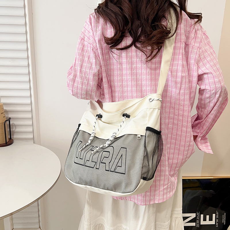 运动斜挎包女新款大容量户外潮流学生背包网包 邮差斜挎单肩背包