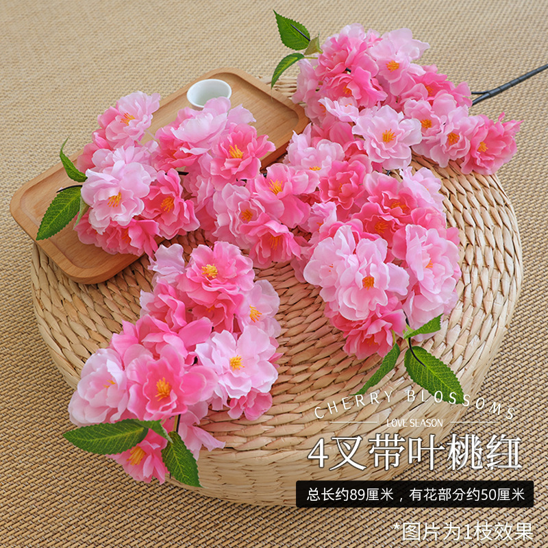 잎이 핑크색으로 갈라진 포크 4개