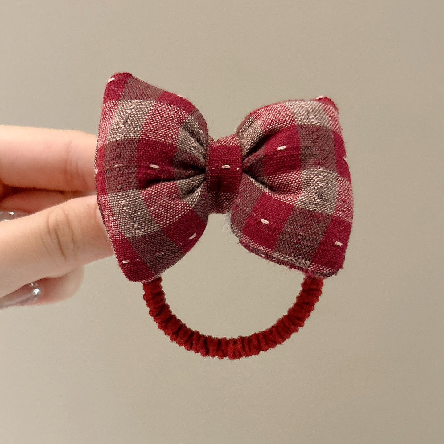 1 ¿ el anillo inferior de la cuerda de pelo rojo a gran escala es de unos 5,5 cm, y el accesorio es de unos 6 cm de largo.