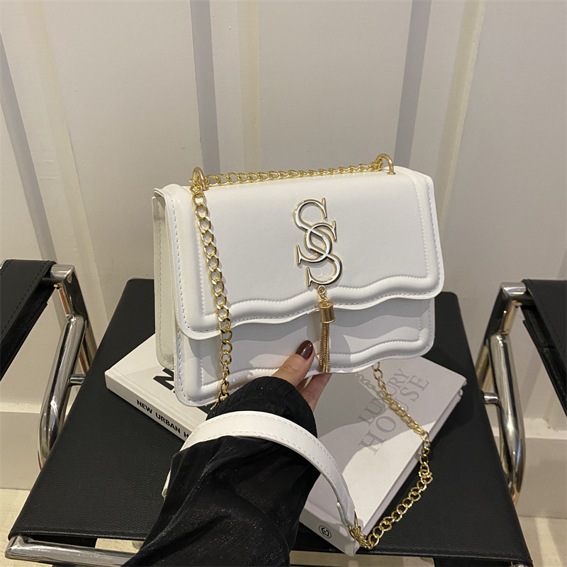 Nuevo alfabeto hardware tendencia de moda simple ocio 2024 verano retro ocio cadena mochila de hombro mujer