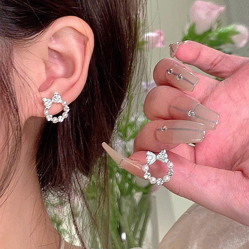 Pendientes de amor de perlas de lujo ligero con aguja de plata Pendientes de sentido de alta gama de temperamento de nicho Pendientes de estilo de palacio de todo fósforo de moda al por mayor