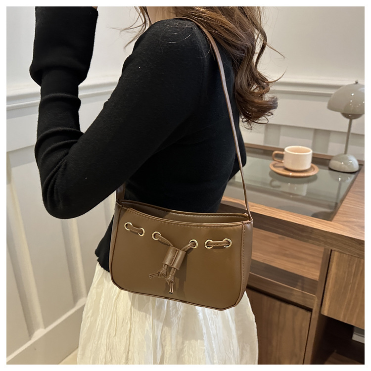 The new autumn/winter 2024 collection of women's bags features a retro and simple Korean-style underarm bag. This year, hand-held bags are in vogue, exuding a sense of sophistication undefined