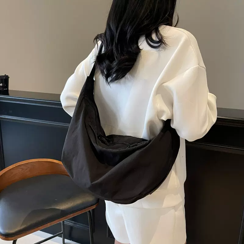 大容量饺子包女包日系简约百搭斜挎包女新款休闲运动风小众单肩包