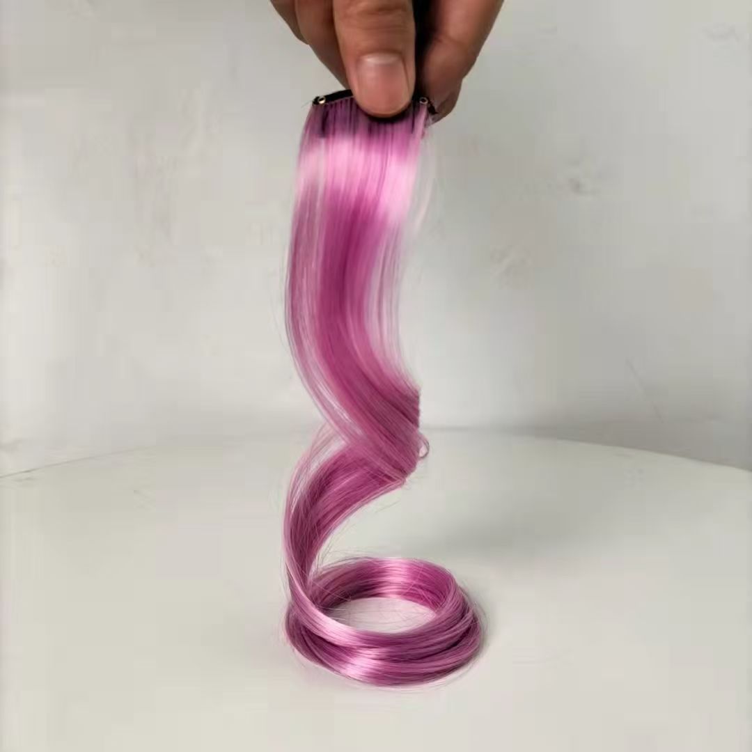 Grandes ondas colgando orejas teñidas con peluca, cabello real, cabello de color, orejas colgantes, cabello teñido, cabello largo femenino, una pieza