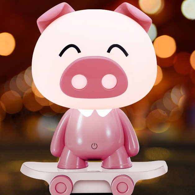 Caricatura encantadora cerdos skateboard niños lámpara de escritorio cálida dormitorio cabezal de cama LED lámpara de escritorio enchufable lámpara de escritorio de luz caliente regalo