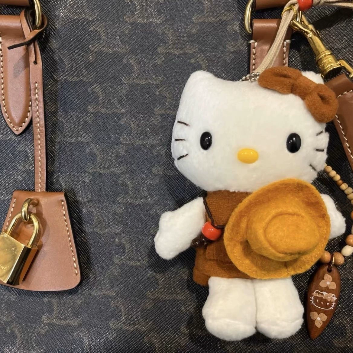 Брелок-подвеска Hello Kitty плюшевый, универсальный, маленький 2,8×2,2 см с металлическим карабином