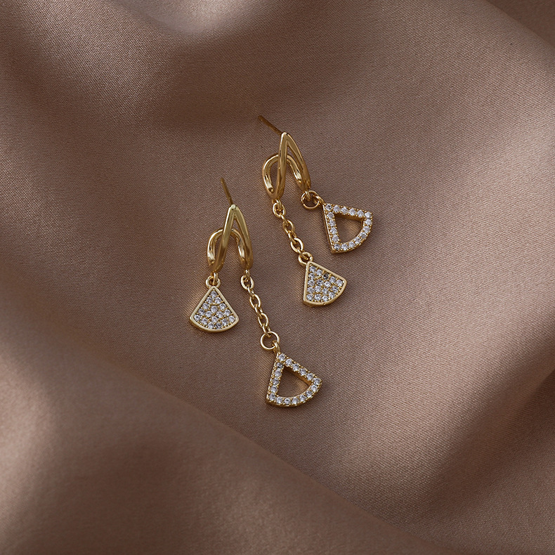 Fashion Sense Copper Micro-inlaid Zircon Hollow Fan-shaped Earrings display picture 2