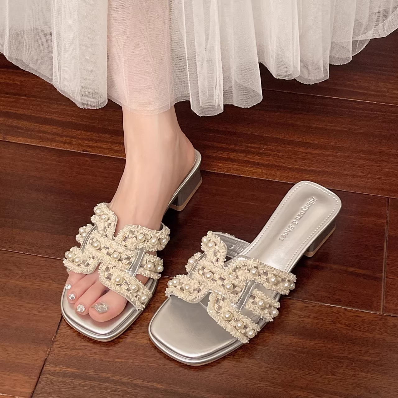 Zapatillas frías de tacón grueso francés verano 2026 nuevo estilo de perlas de moda con zapatillas de talón de falda image 6