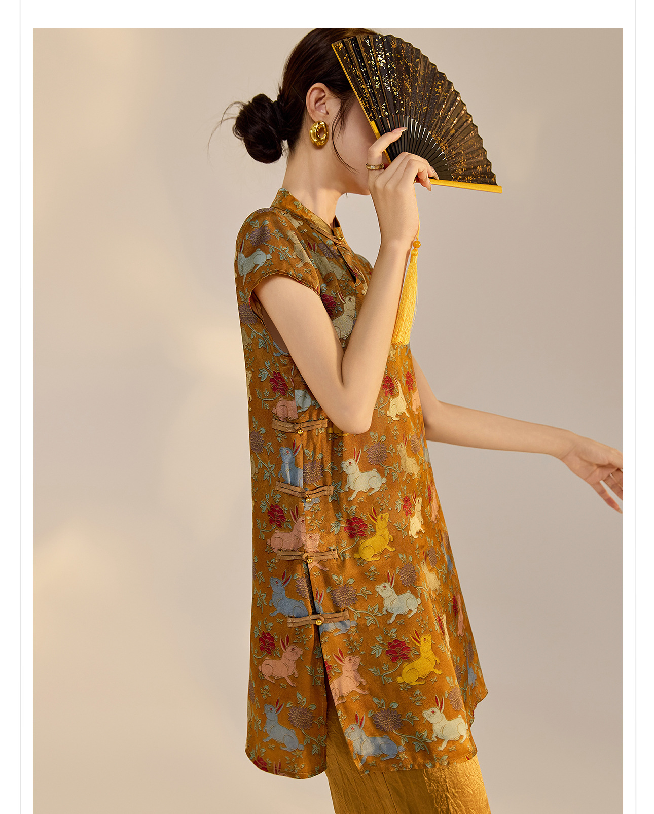Đầm suông midi chữ A vải rayon thêu hoa cách tân cổ điển Trung Quốc — Màu đỏ san hô, Màu caramel chi tiết 29