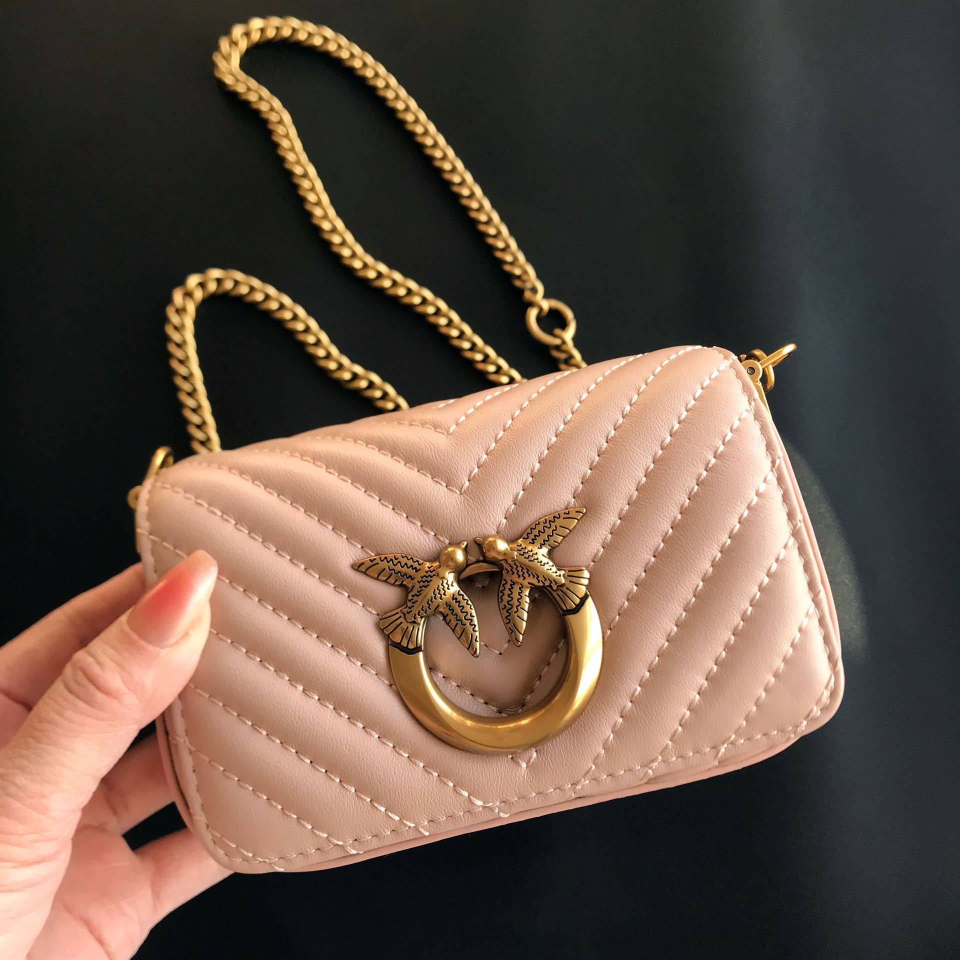 2023 nuevo bolso femenino de un solo hombro con cadena de sobre rojo de cuero súper mini mini clásico