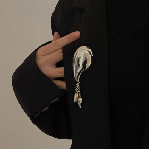 French vintage metal glossy streamlined chili pepper tassel pendant brooch, light luxury high-end sense western wear accessory for women