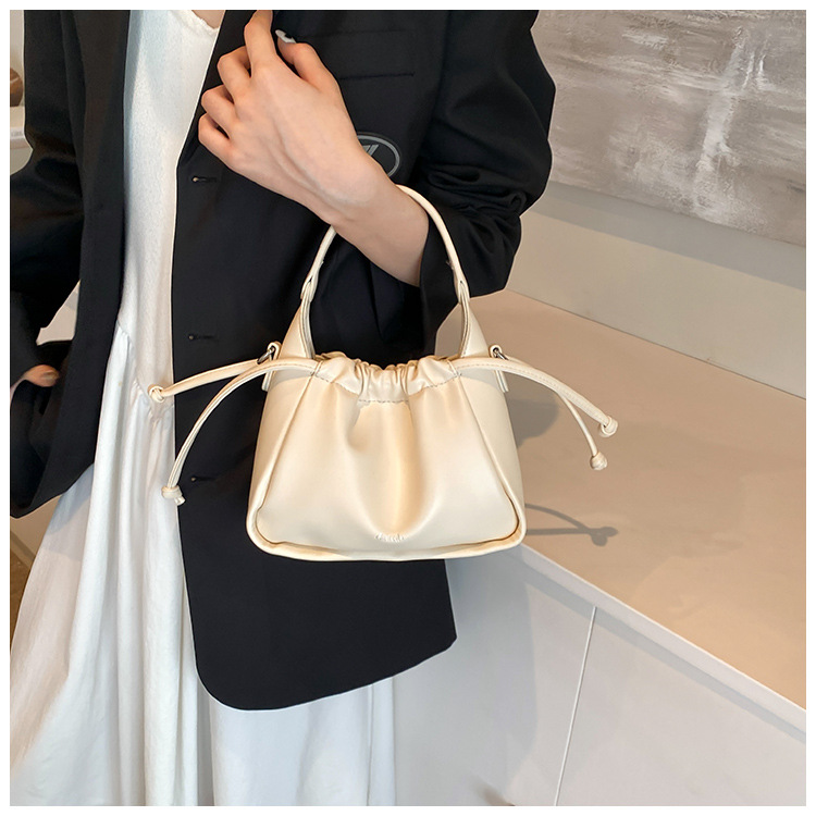 Korean version fashionable drawstring handbag for women 2024 new large capacity bucket commuting versatile shoulder_voghion.com