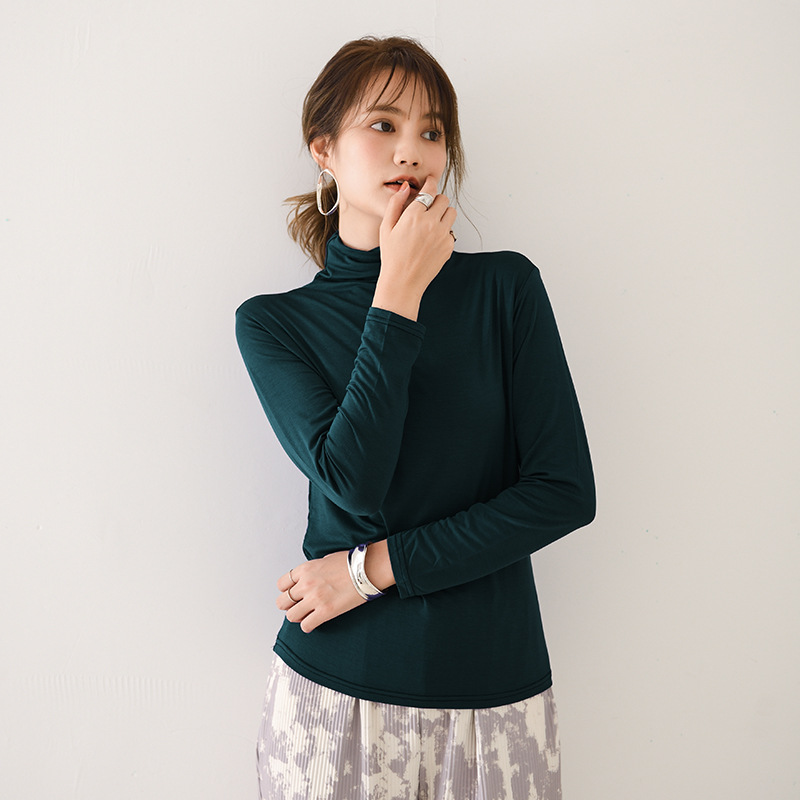 日系家庭内にシャツを着て40織のモーダルスーツの高襟のコウモリの袖の修身上着のtシャツのキャンディー色