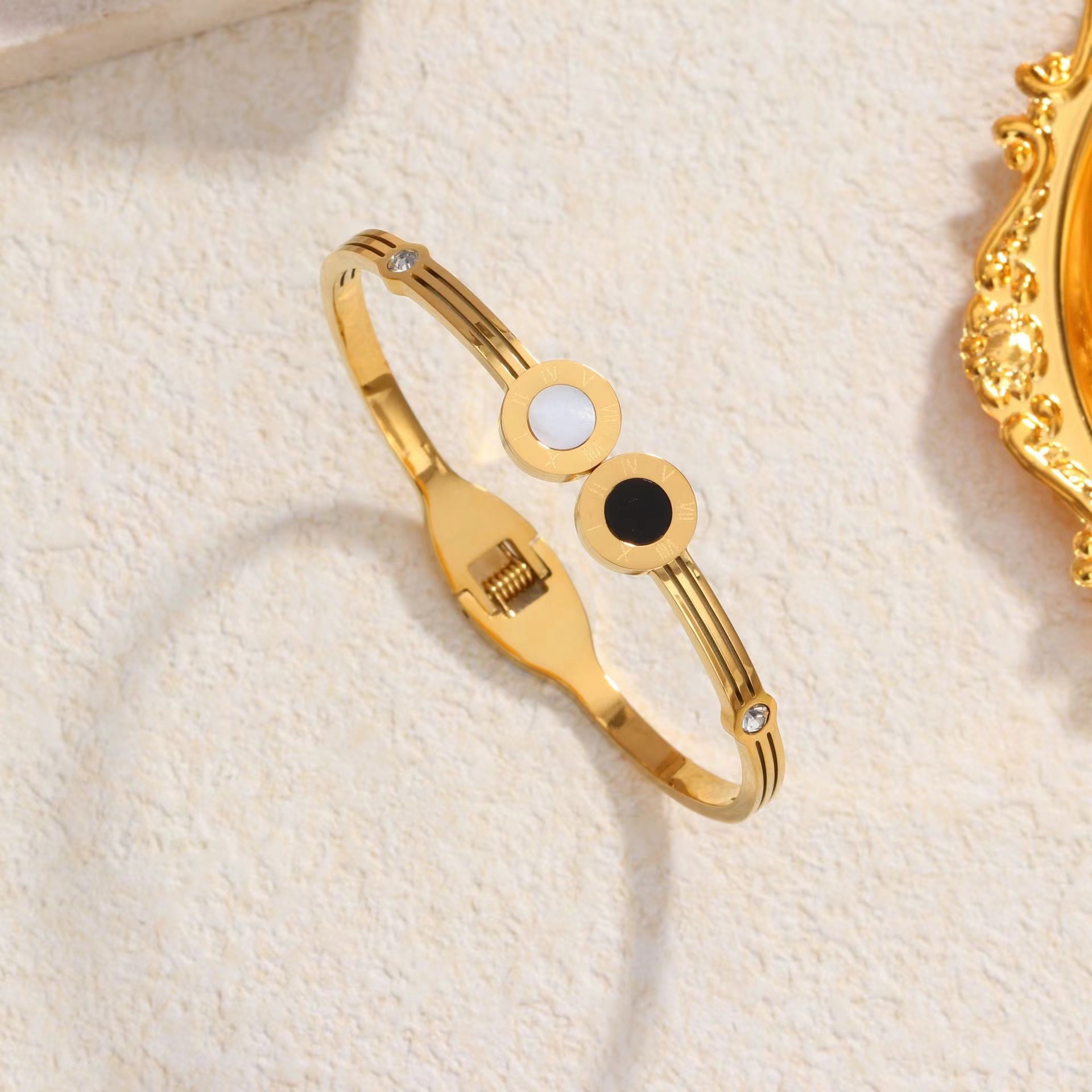 En stock fábrica directa Transfronteriza Popular electrochapado 18K pulsera de acero de titanio femenina personalidad no se desvanece moda nicho moda