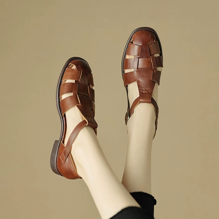 Слои из кожи плоской подошвы римские сандалии женский коричневый 2024 новый стиль тканые полые свиные клетки одиночные туфли черный 4-20h