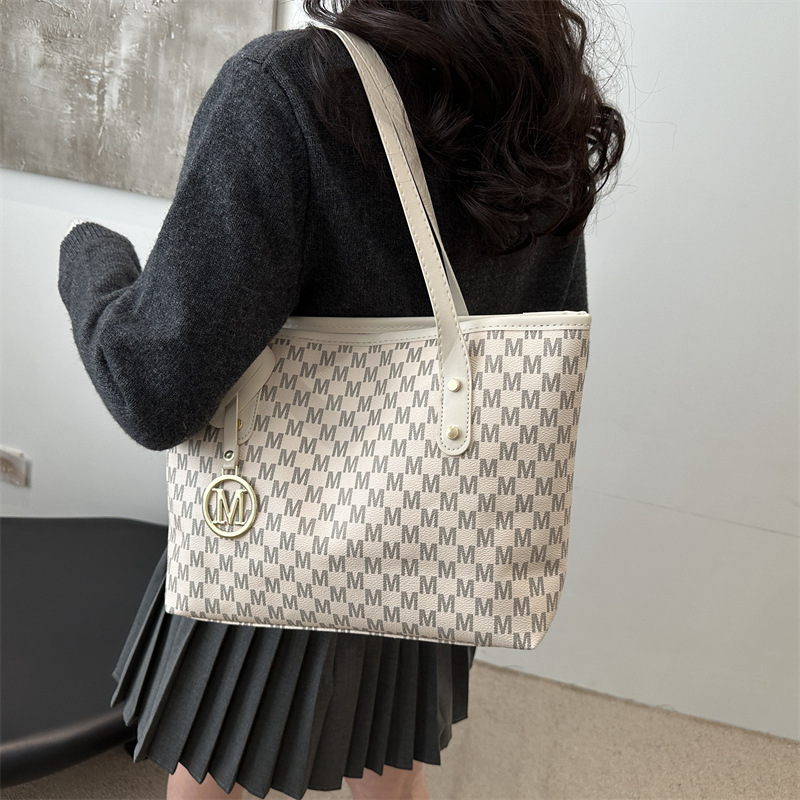 Bolso de sentido de alta gama Bolso Tote de cercanías Mujer 2025 Nuevo otoño e invierno Bolso de hombro de moda Bolso de mano de gran capacidad