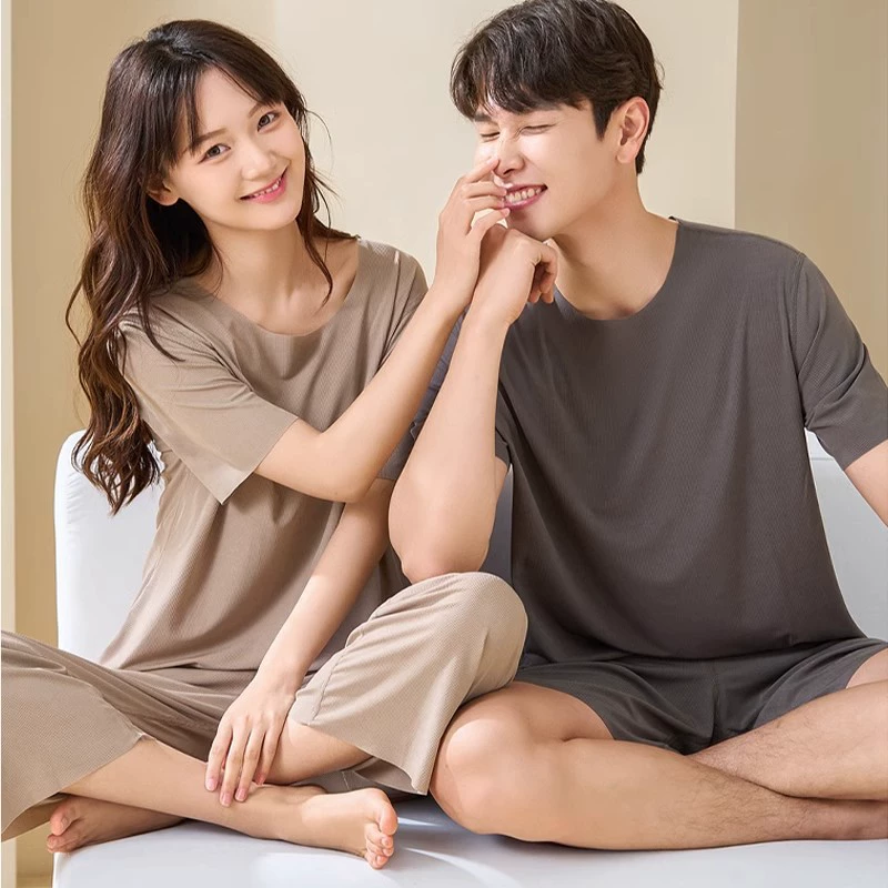 Летние парные костюмы для мужчин и женщин, носимые бесшовные пижамы из ледяного шелка с резьбой, ультратонкая повседневная свободная домашняя одежда.