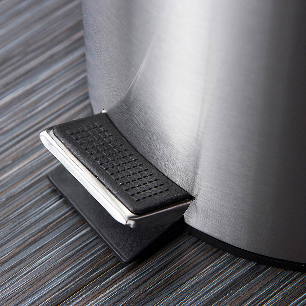 Bote de basura de acero inoxidable con tapa de pedal