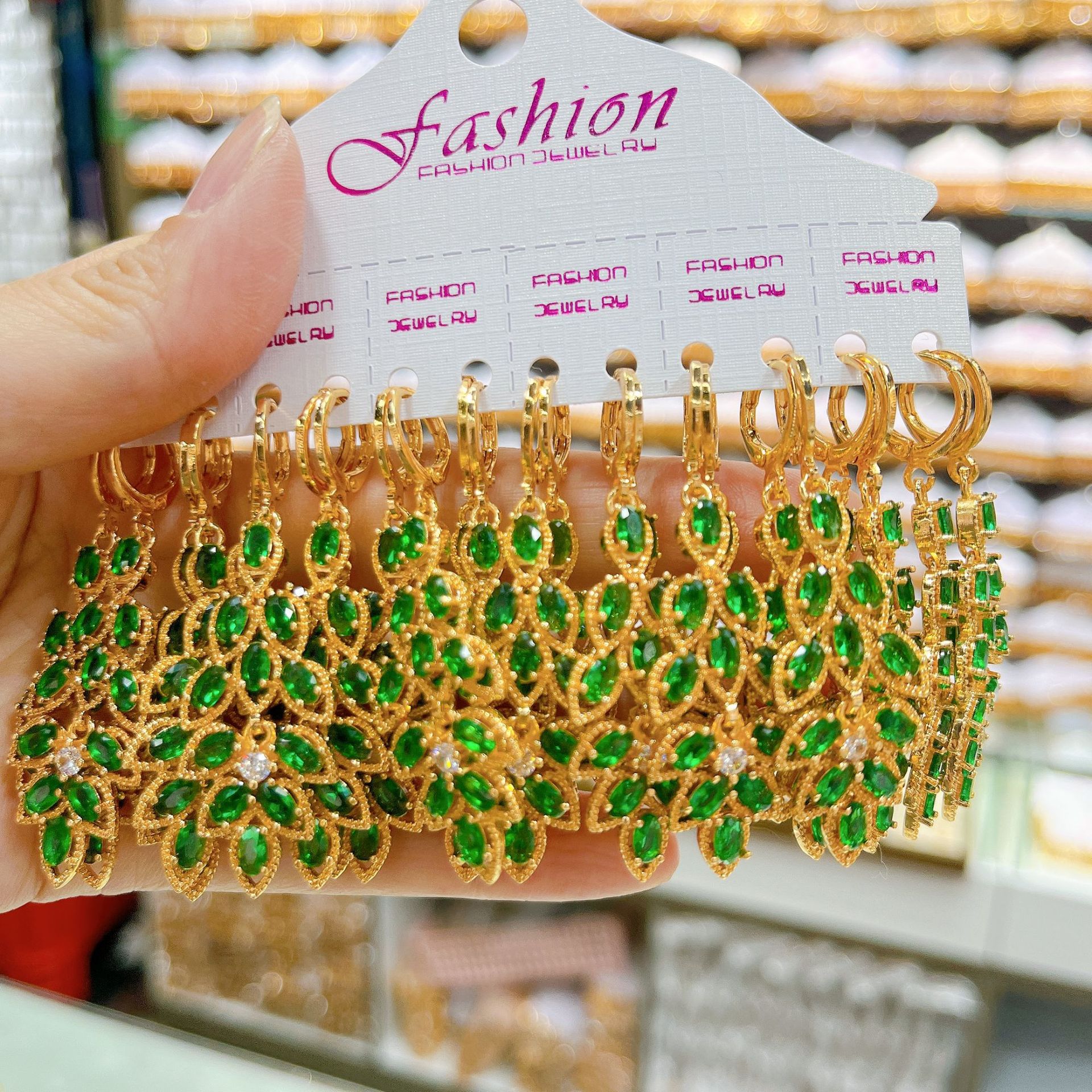 Aretes transfronterizos de cobre chapado en oro con bordas de aretes incrustados de zircón para orejetas de orejas para mujeres delicadas image 12
