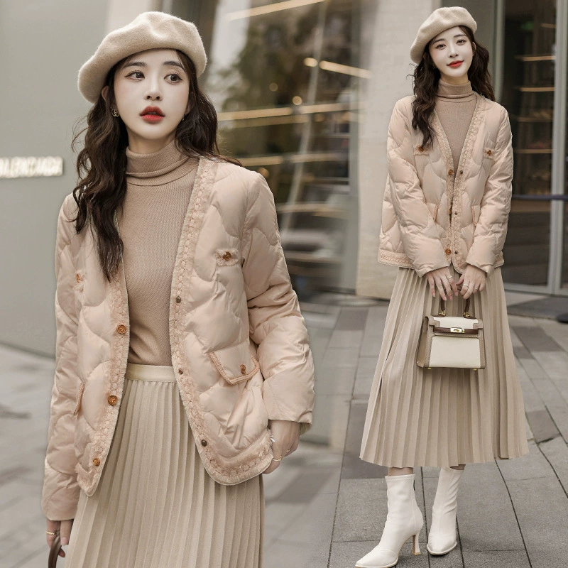 Легкий женский пуховик, новинка зимы 2025, модный и элегантный, в китайском стиле, вдохновленный дизайном Chanel, из белого утиного пуха, трендовый.