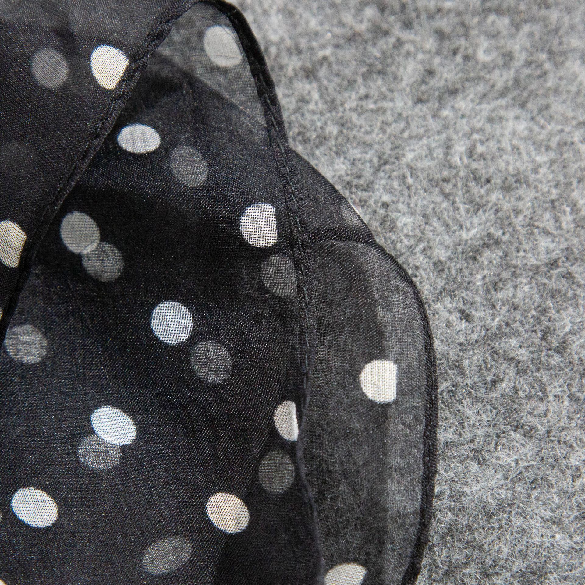 Cachecol de seda preto e branco às bolinhas estilo francês_voghion.com