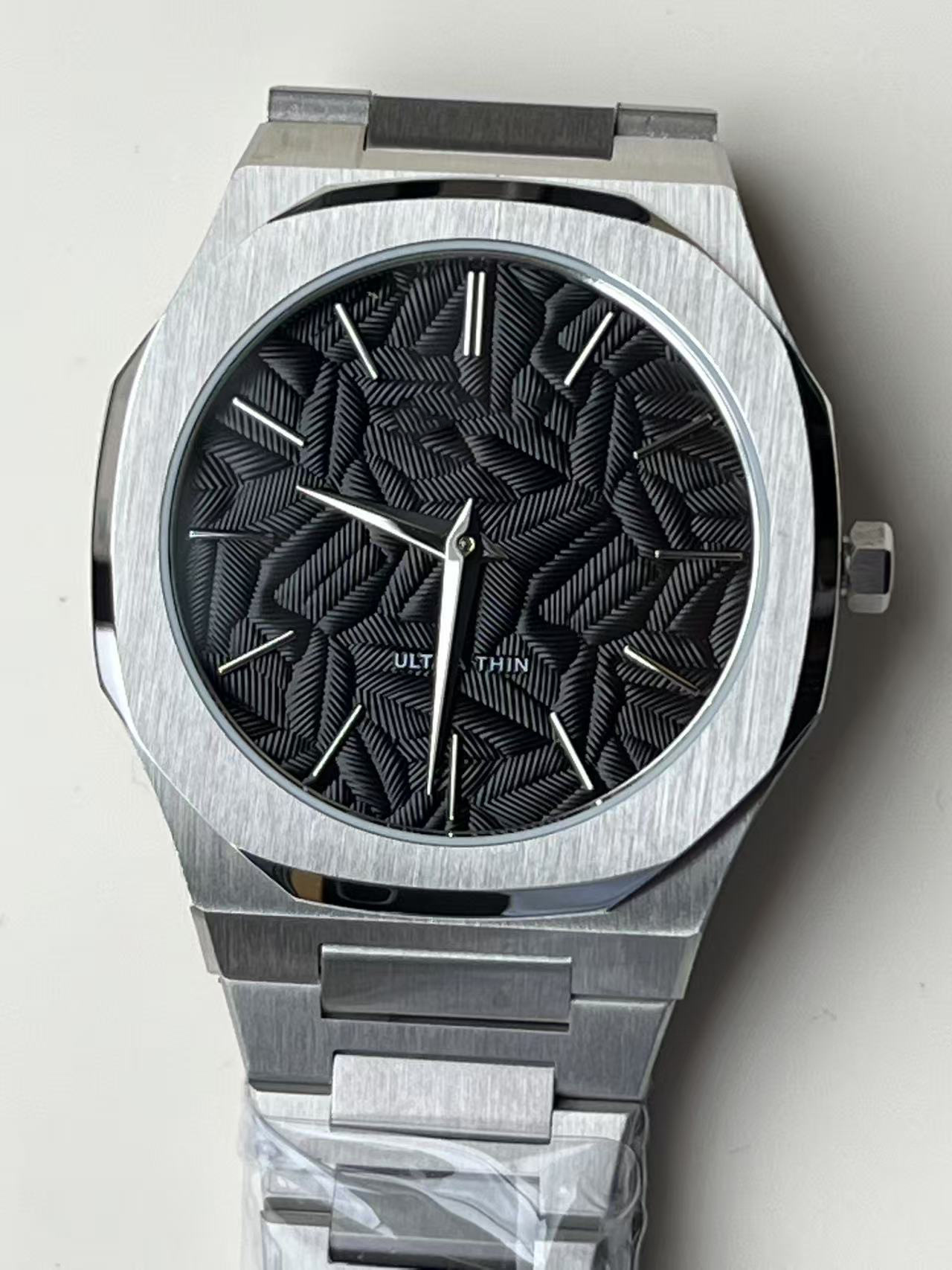 D1 MILANOブランドの同型超薄型6.80,40MM防水腕時計、新型クォーツ腕時計、カレンダー付きビジネスウォッチ