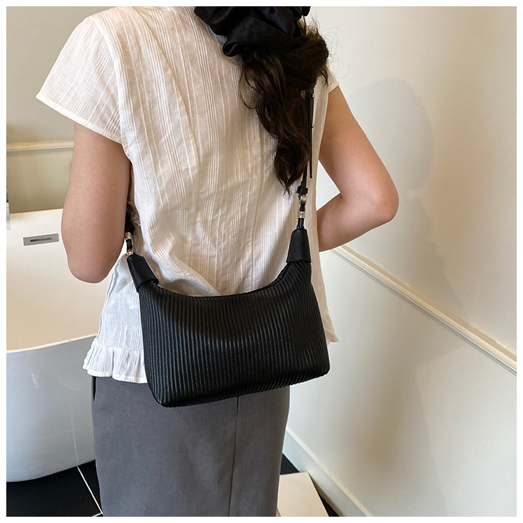 A niche hand-held pleated bag for women in the summer of 2025, a trendy and retro underarm bag, and a versatile Instagram single-shoulder crossbody bag undefined