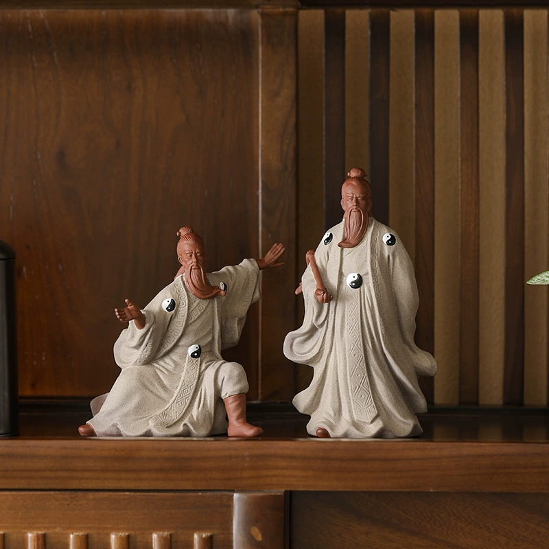 Чжан Саньфэн украшает керамическую историческую фигуру