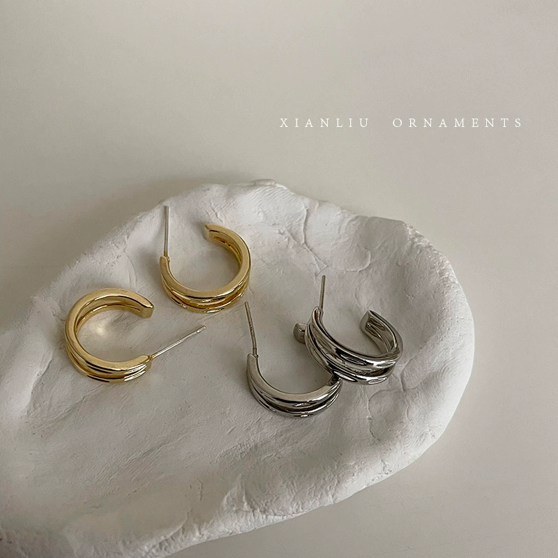 Серьги мелкого дизайна, яркий привлекающий стиль, качественный стиль, легкая роскошь