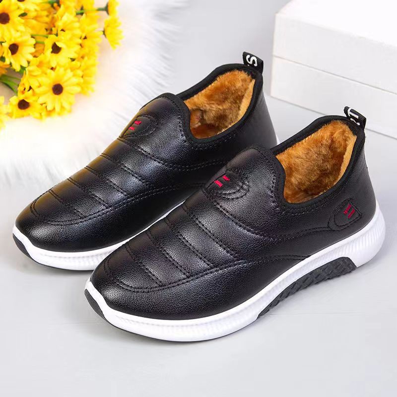 Nuevo invierno viejo Beijing forrado de lana zapatos acolchados de algodón de las mujeres engrosada impermeable de la madre zapatos acolchados de algodón deportes slip-on botas cortas de cuero para las mujeres