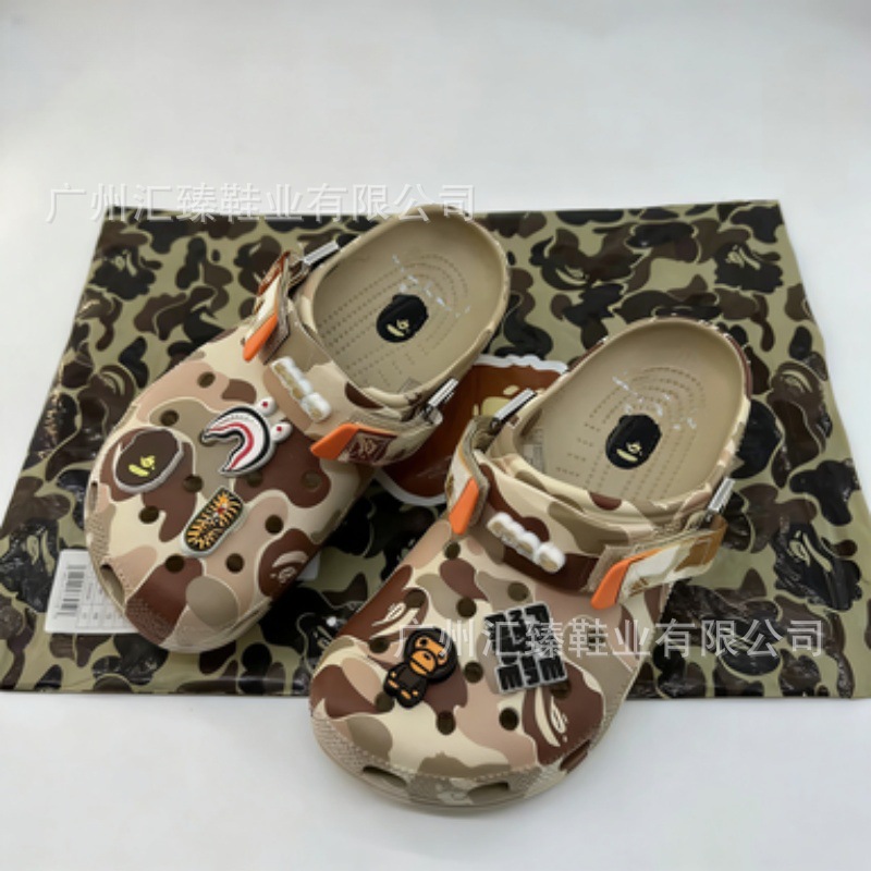 2025 nueva impresión de hebilla de hierro camuflaje cabeza de mono agujero zapatos cómodos y versátiles zapatos para hombres y mujeres sandalias zapatillas de playa