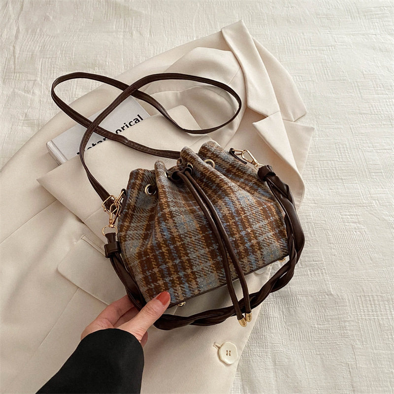 Bolso retrógrado de cuerda de pulsación de invierno 2024 nuevo estilo versátil en un solo hombro bolso de hombro coreano bolso de cubo para mujeres