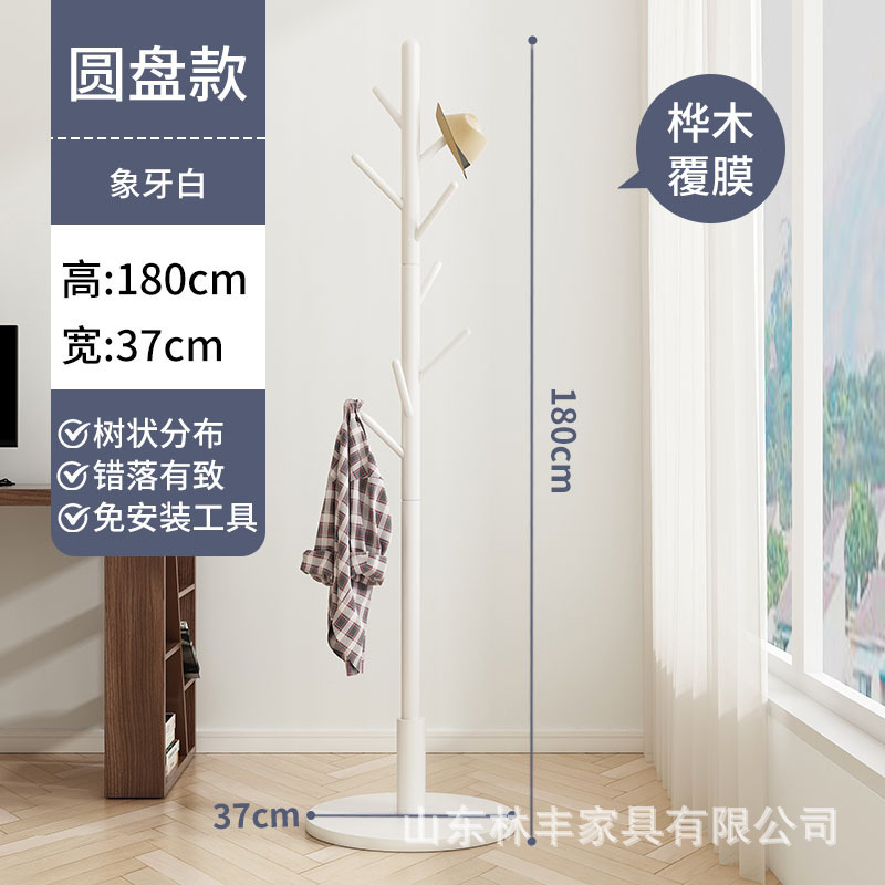 木の服のハンガーが床に落ちています。|undefined