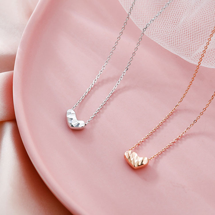 Ciondolo a forma di cuore con incisione su entrambi i lati, ideale per donna, con design di lusso e di nicchia, perfetto per la clavicola._voghion.com